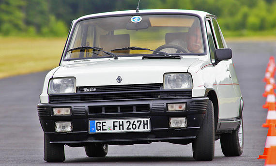 Der Renault 5 Alpine Turbo fahrend von vorne