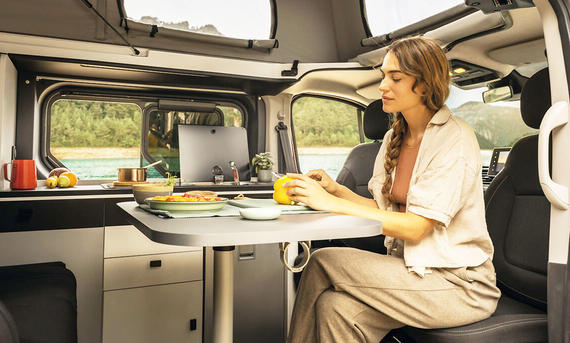 Das Bild zeigt den Innenraum des Renault Trafic Spacenomad (2025).