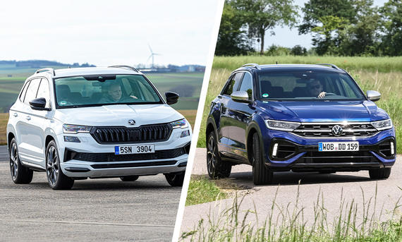 Skoda Karoq und VW T-Roc fahren in eine Kurve. Man sieht ihre Front.