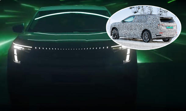 Eine Collage zeigt ein Teaserbild sowie einen Erlkönig des Skoda Vision 7S-Serienmodells (2026)