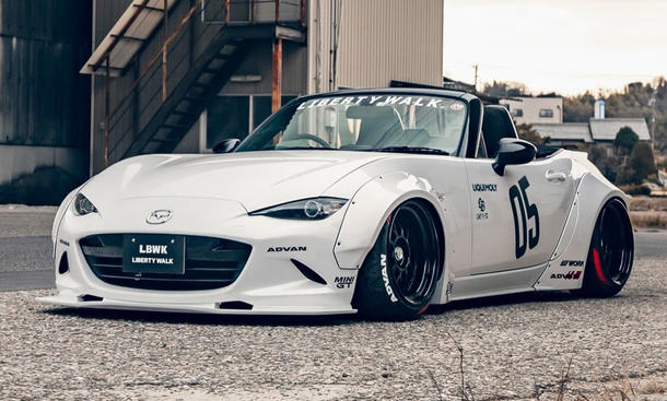 Mazda MX-5 von Liberty Walk in der Frontansicht schräg