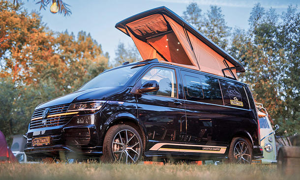 Rhön Camp Der Ultimate (2023): Schwarzer Camper mit Aufstelldach auf VW T6.1-Basis