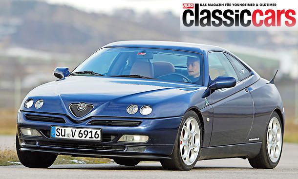 Der Alfa Romeo Gtv Typ 916 fahrend von schräg vorne fotografiert.