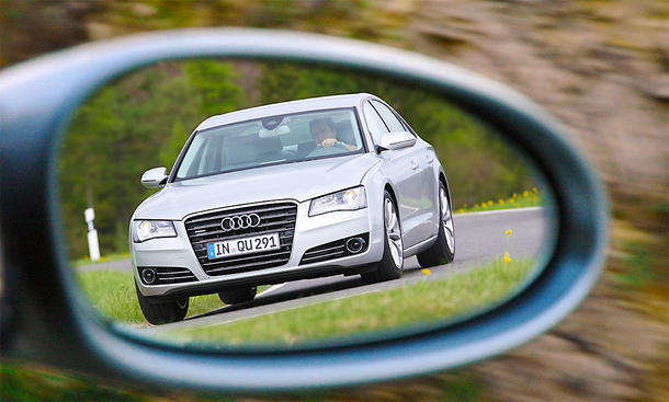 Der Audi A8 4.2 TDI fahrend von vorne im Rückspiegel fotografiert.