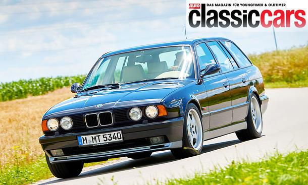 Der BMW M5 Touring (E34) fahrend von vorne fotografiert.