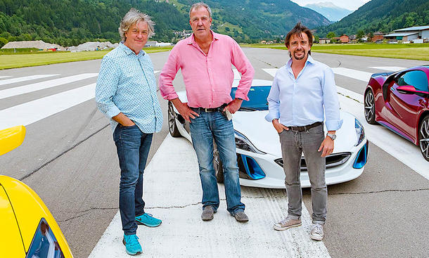 James May, Jeremy Clarkson und Richard Hammond stehen nebeneinander auf einer Landebahn.