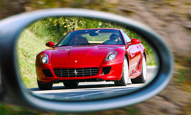 Ferrari 599 GTB Fiorano im Rückspiegel