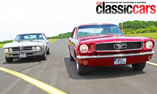 Pontiac Firebird und Ford Mustang fahrend von vorne