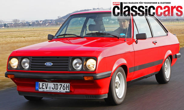 Der Ford Escort RS 2000 fahrend von vorne