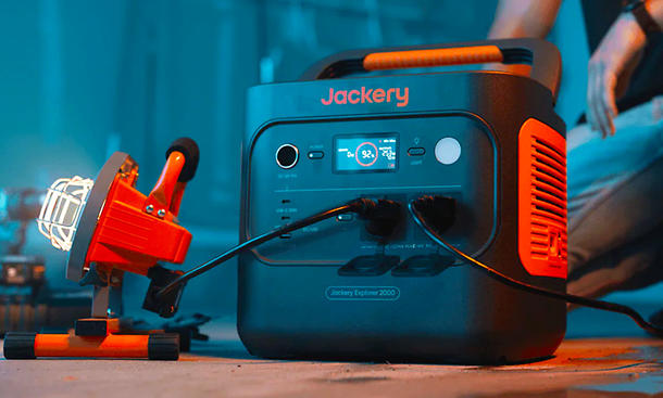 Die Jackery Explorer 2000 v2 Powerstation von vorne fotografiert.