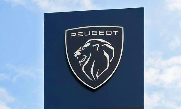 Peugeot-Logo auf Händlerschild