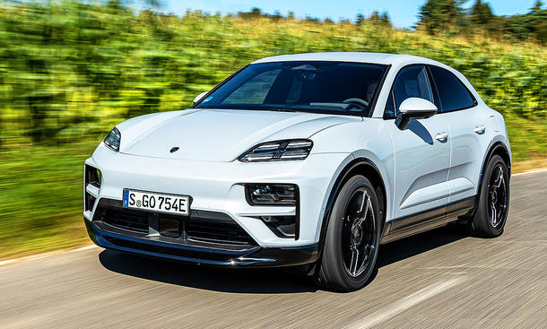 Porsche Macan Turbo auf Landstraße fahrend, Ansicht von vorne links.