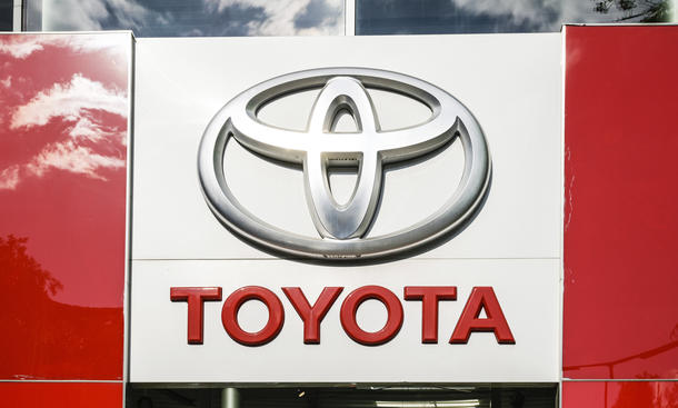 Toyota Logo über Eingangstür eines Autohauses