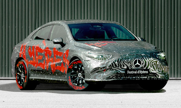 Der Mercedes CLA (2025) als Erlkönig auf dem Festival de Hyères in Frankreich, von vorne rechts fotografiert