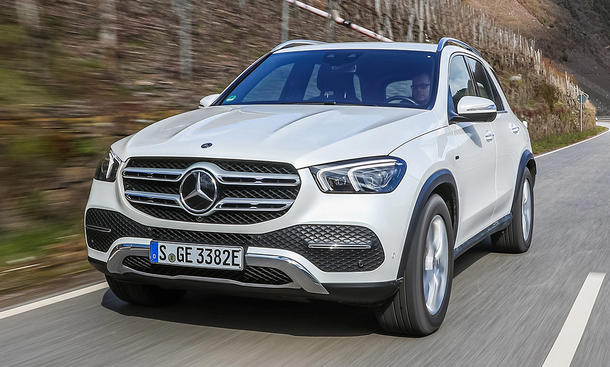 Der Mercedes GLE (2018) fahrend von vorne fotografiert.