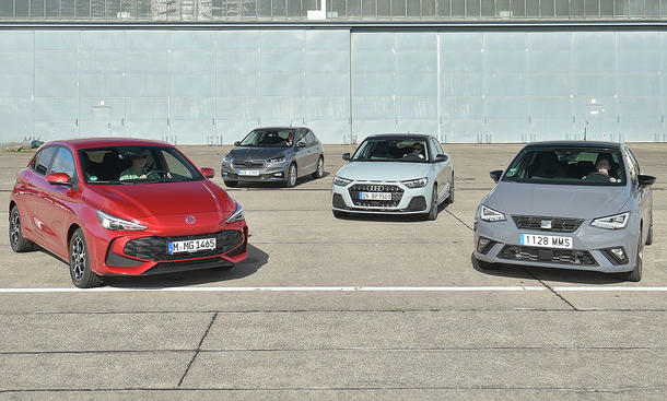 MG3, Skoda Fabia, Audi A1 und Seat Ibiza stehen in einer Formation auf einer offenen Fläche in einem Industriegebiet.