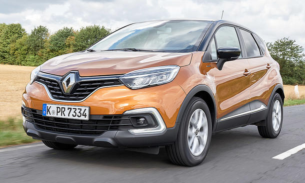 Der Renault Captur (2017) fährt über eine Landstraße, von vorne links fotografiert.