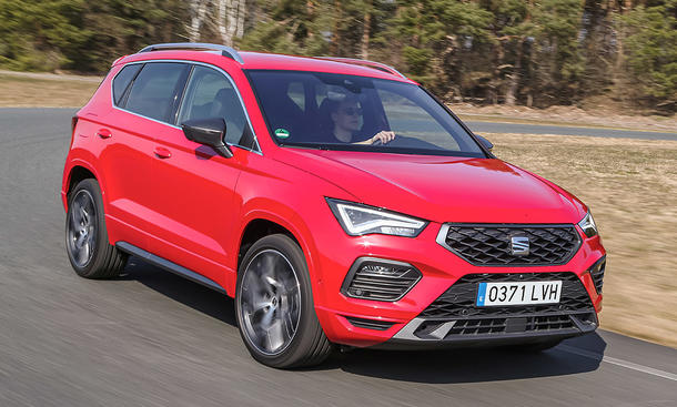 Der Seat Ateca (2020) fährt durch eine Linkskurve, von vorne rechts fotografiert.