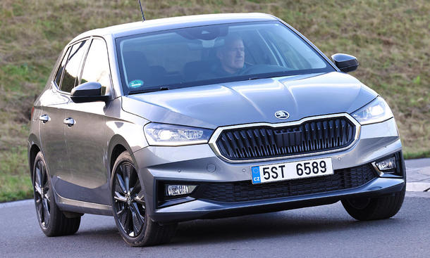 Der Skoda Fabia (2021) fährt um eine Linkskurve, von vorne rechts fotografiert