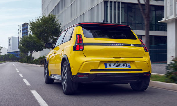 Renault 5 E-Tech (2024): Heckansicht dynamisch