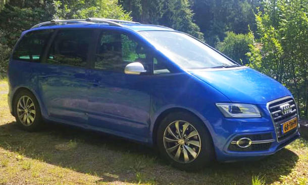 Der Audi Van auf Seat-Alhambra-Basis statisch von schräg vorne fotografiert.