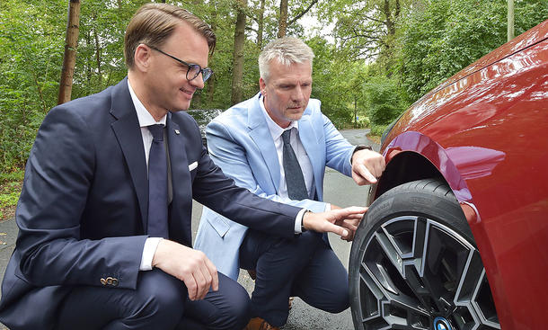 Christian Mühlhäuser, Vice President North Europe bei Bridgestone, im Gespräch mit AUTO ZEITUNG-Redakteur Martin Urbanke.