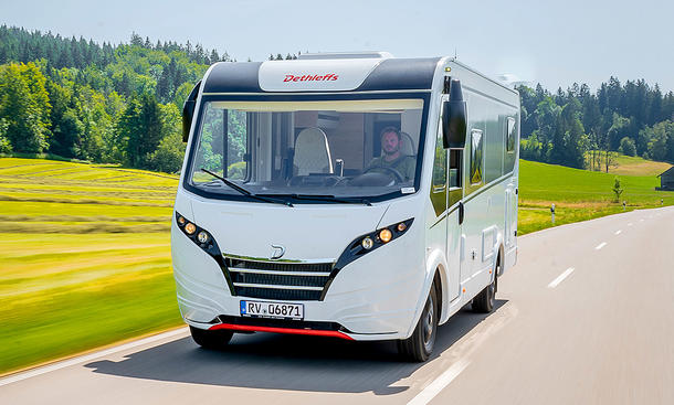 Der Dethleffs Globebus Active (2025) fahrend auf einer Straße.