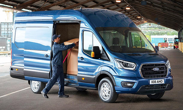 Das Ford Transit Facelift (2019) wird durch die rechte Schiebetür beladen.