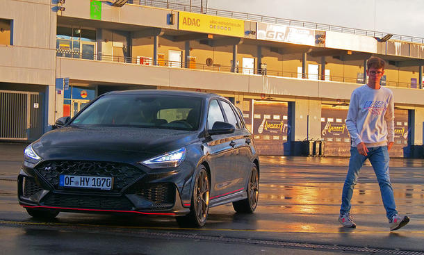 Redakteur Tim Neumann und der Hyundai i30 N