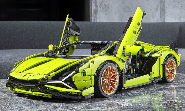 Der Lego Technic Lamborghini Sián von vorne mit geöffneten Türen.