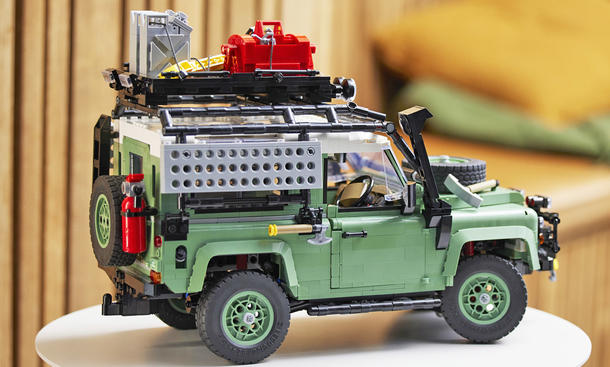 Der Offroader Lego Land Rover Defender 90 stehend von der Seite.