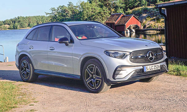 Der Mercedes GLC 300 d 4Matic steht an einem Seeufer, von vorne rechts fotografiert.