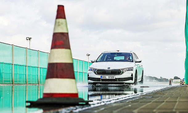 Das Bild zeigt das Testauto Skoda Octavia Combi stark bremsend von schräg vorne links fotografiert während des Nass-Bremstests im Zuge des Sommerreifen-Tests 2025.