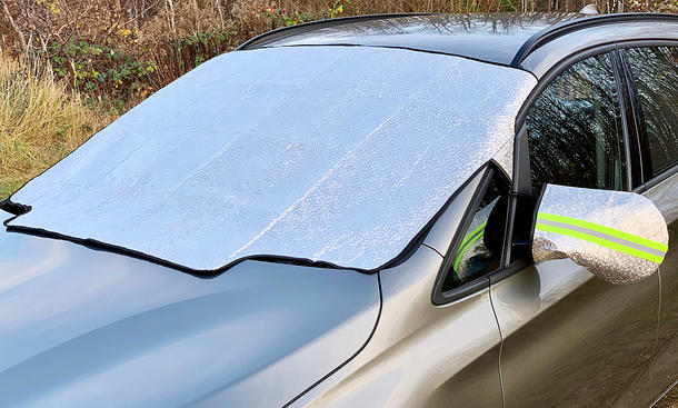 Eine Frontscheibenabdeckung auf der Windschutzscheibe eines Autos.