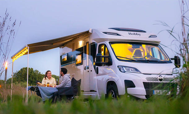 Camping im Wohnmobil Außenansicht: Abendstimmung vor dem Camper