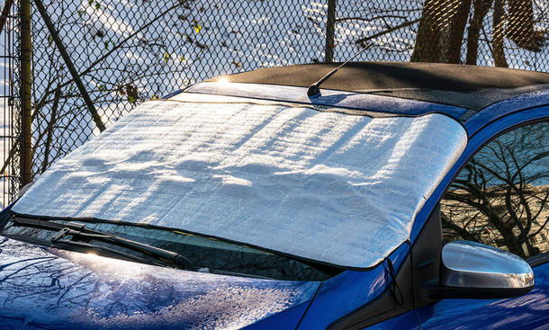 Frontscheibenabdeckung schützt Scheiben im Winter.