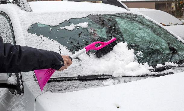 Diese Schneebesen befreien die Scheiben in Handumdrehen