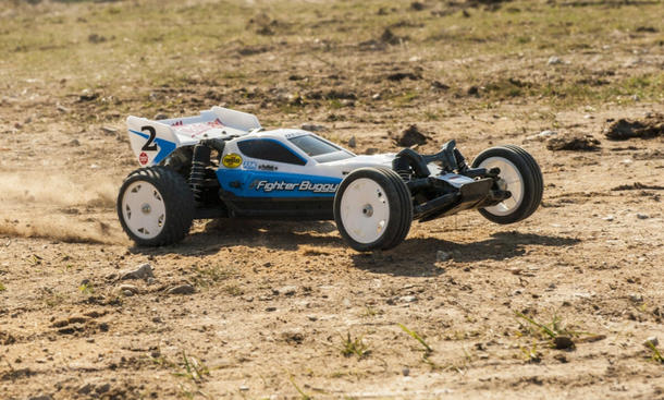 Der Tamiya Neo Fighter Buggy beim Fahren auf unebenen Untergrund.