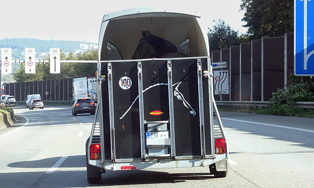 Mit einer 100-km/h-Zulassung dürfen Anhänger auf Autobahnen und Kraftstraßen in Deutschland bis zu 100 km/h schnell fahren. 