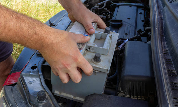  Wie lange eine Autobatterie hält, wird von einigen Faktoren wie beispielsweise dem häufigen Fahren von Kurstrecken beeinflusst.