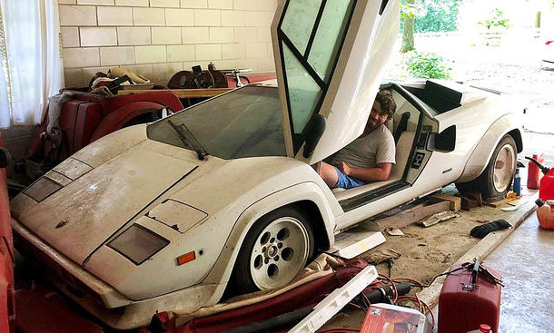 Enkel findet Opas Countach in der Scheune