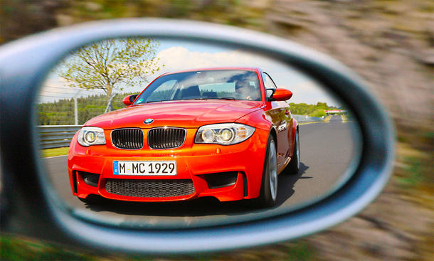 BMW 1er M Coupé (2011) im Rückspiegel