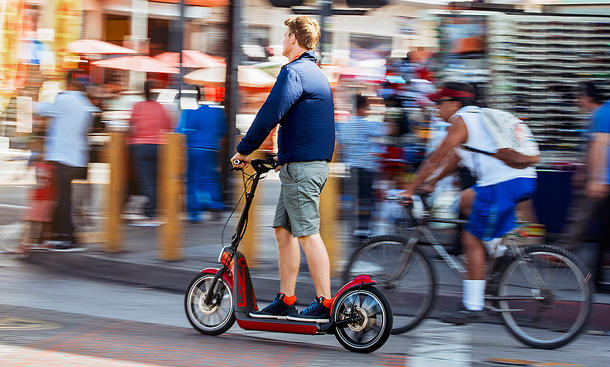 Elektro-Tretroller: Gesetz & Test zum E-Scooter