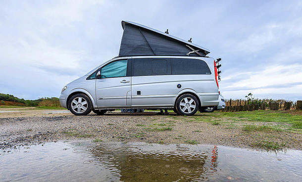 Besonders zur nassen Jahreszeit muss man Maßnahmen ergreifen, um die Luftfeuchtigkeit an Bord des Wohnmobils oder -wagens zu regulieren. Dafür gibt es elektrische Luftentfeuchter. 