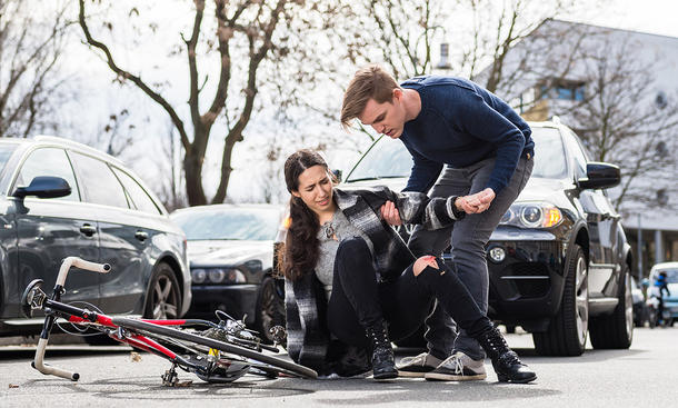 Es passiert nicht nur im Straßenverkehr: Wenn in direkter Nähe ein Unfall passiert, muss jede:r helfen.