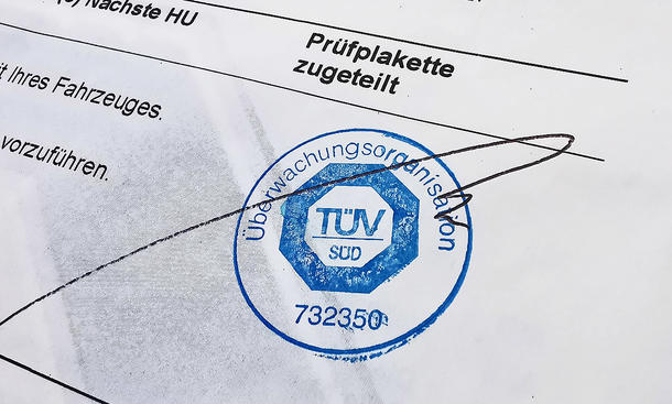 Ausschnitt einer Prüfbescheinigung der Kfz-Hauptuntersuchung mit Stempel des TÜV Süd