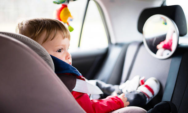 Günstige Kindersitz, Kind in Sitz im Auto