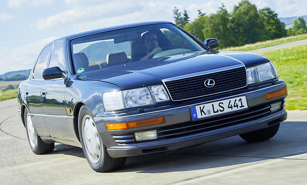 Der Lexus LS 400 fahrend von schräg vorne fotografiert.