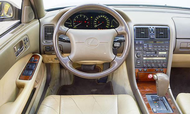 Das Cockpit des Lexus LS 400.