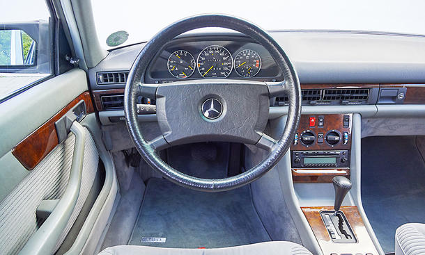 Das Cockpit des Mercedes 420 SE (W126).